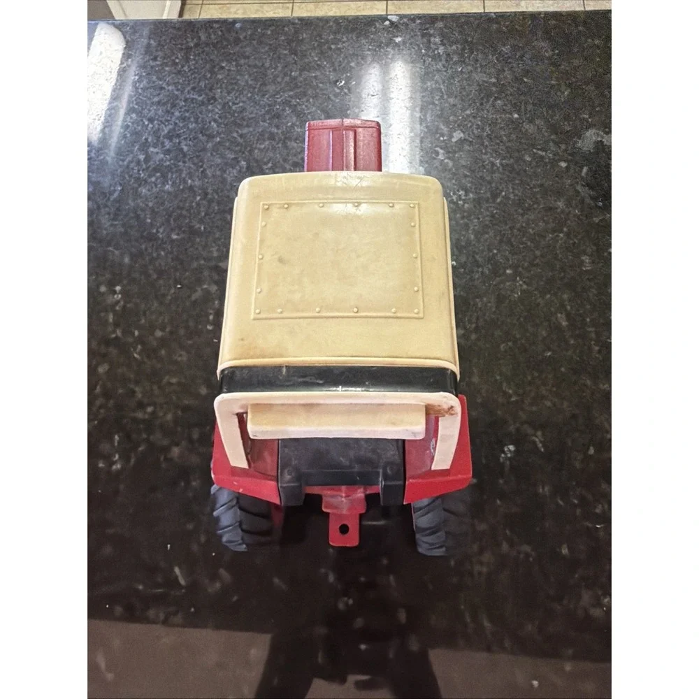 ERTL Vintage International Harvester 1586 Die-Cast Metal Toy Tractor 1:16 #BK3